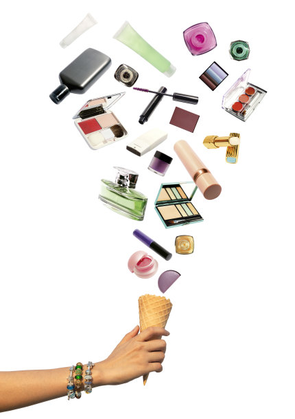 手握冰淇淋的女人，等待着掉落在白色背景上的美容产品图片下载