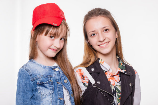 两个活泼有趣的姐妹图片下载