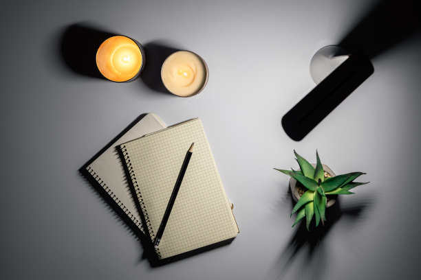 平躺，记事本和台灯，工作在夜间。图片下载