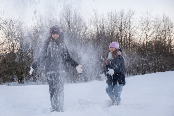 快乐可爱的孩子们在玩雪图片下载