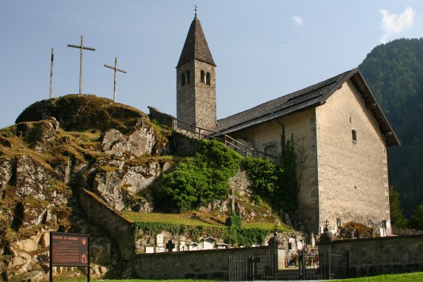 欧洲意大利南蒂罗尔的卡利索罗的圣斯蒂芬诺教堂和墓地图片下载