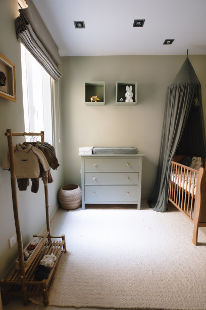 时尚的斯堪的纳维亚新生儿房间与玩具现代室内与浅色背景墙。托儿所图片下载