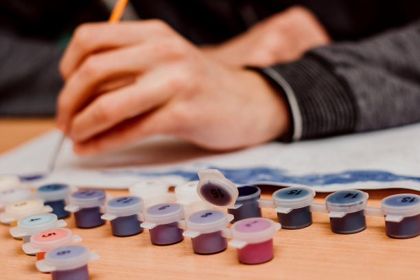 这个人用数字画画。水彩颜料。画笔，数字绘画概念图片下载