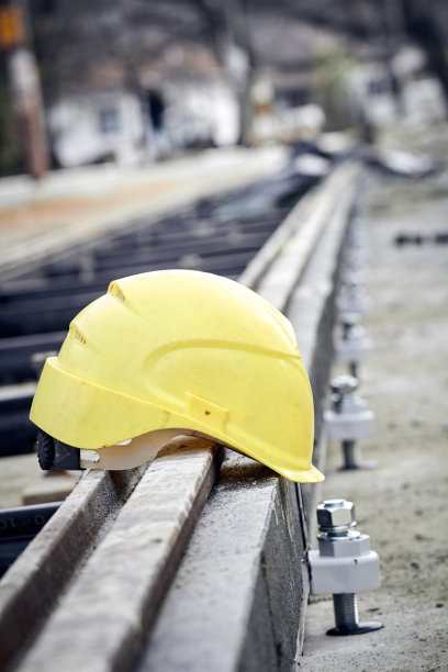 钢轨上施工安全帽。图片下载