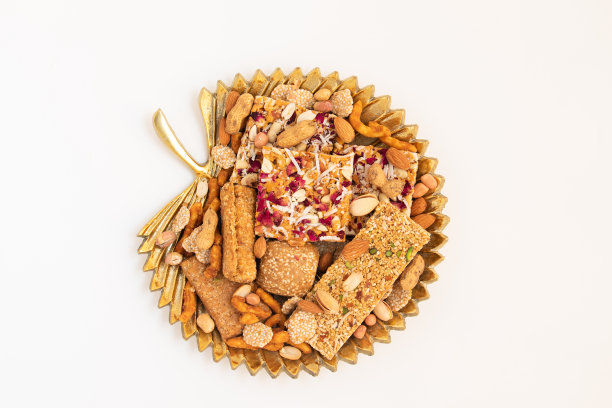 Gulab Gajak Mithai，Pista Gazak，Til Patti或Papdi，Til Laddu或Ladoo，Revdi和Rewri Made of Tilgul，Mungfali，Sesame Seed，Jaggery Gud，Badam and Pista for Makar Sankranti或Lohri庆祝活动图片下载