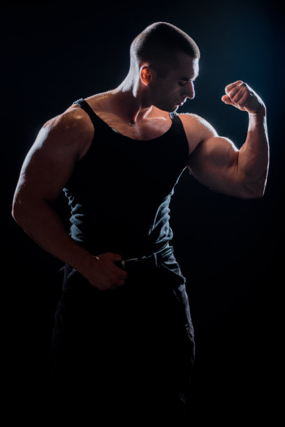 年轻英俊性感的男子显示双二头肌图片下载