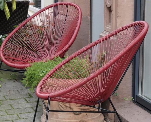 现代的红色柳条椅在户外图片下载