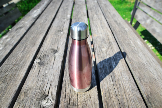 不锈钢环保热水瓶与模型，在木桌上。是塑料的自由。“零浪费”。副本的空间。零浪费，无塑料，可持续性。图片下载