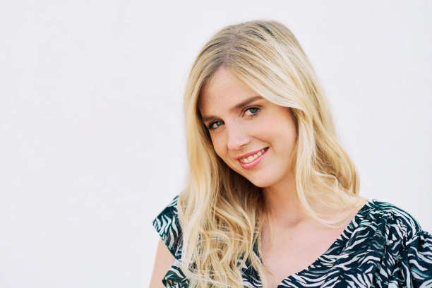 户外肖像美丽的年轻女子金发，穿着动物图案的衣服图片下载