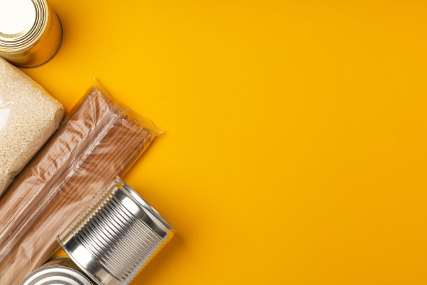 盒子里装着食物，在大流行和灾难期间为需要帮助的人提供支持图片下载