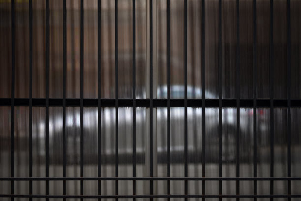 车藏在金属栅栏后面图片下载