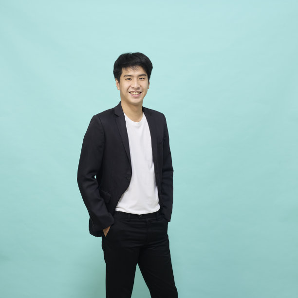 年轻的商人亚洲英俊和友好图片下载