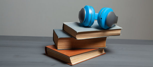 有声读物的概念。书和耳机图片下载