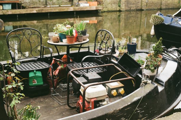 卡姆登摄政运河上的窄船之家图片下载