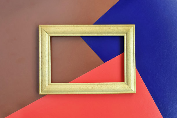 空木架由山毛榉在多色的抽象纸背景。红色、蓝色、棕色。照片的地方。水平放置。模型。特写镜头。前视图。副本的空间。有选择性的重点。图片下载