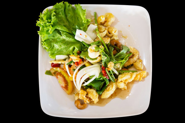 黑色背景上的鱼肚沙拉图片下载