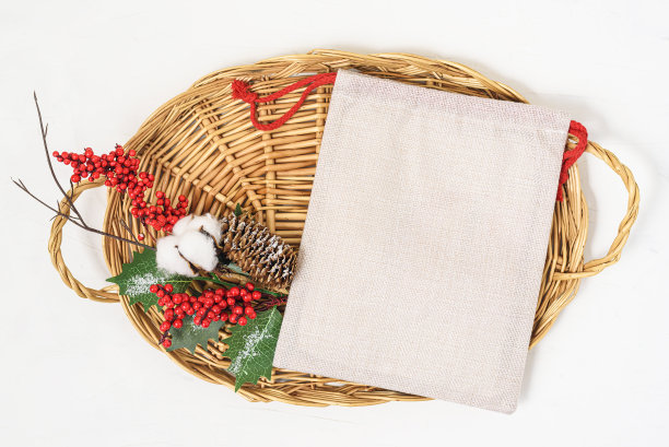 圣诞老人米色麻袋模型在白色的背景。图片下载