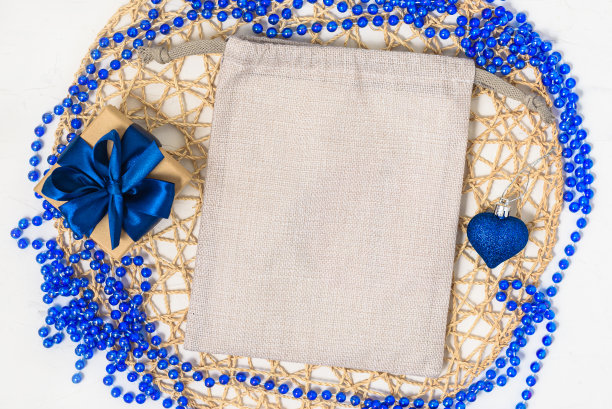 圣诞老人米色麻袋模型在白色的背景。图片下载