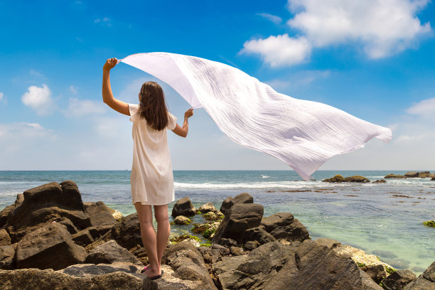 热带海滩上的女人图片下载