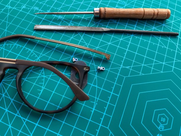 在光学沙龙修复视力矫正框架。光学车间。恢复眼镜。工具。图片下载