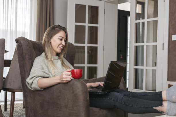 女人在家里用笔记本电脑图片下载