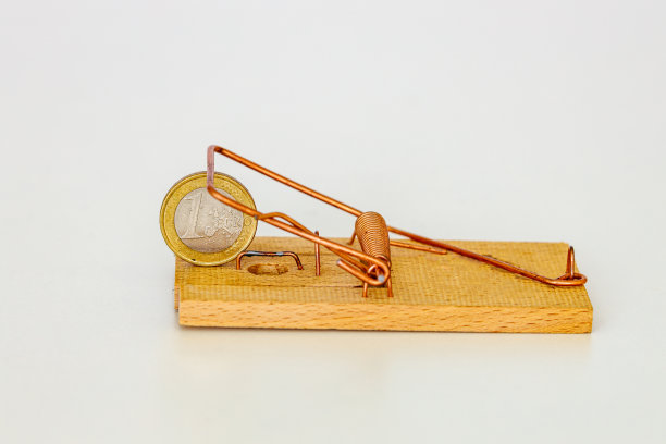 一个捕鼠器正在捕捉欧元和钱图片下载