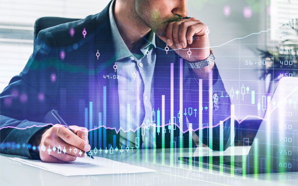 穿着正装的商人一边做笔记，一边摸着下巴图片下载