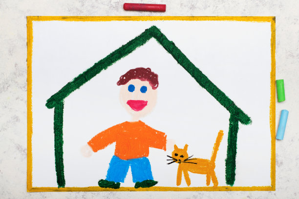 彩色图画:微笑的男孩和他的可爱的收养猫站在家里图片下载