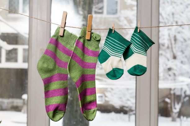 在阳台上晾晒衣服。成人和儿童的袜子近距离。图片下载