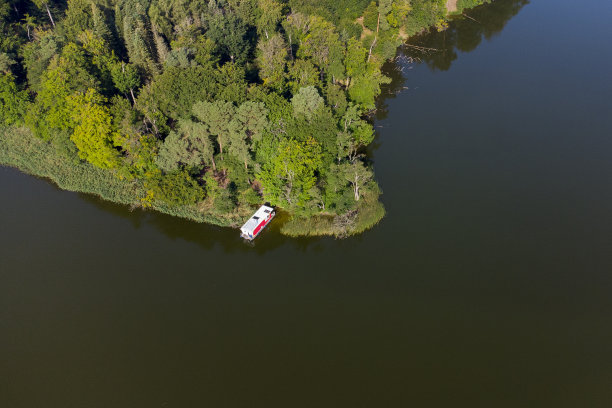 梅克伦堡湖上的船屋，鸟瞰图图片下载