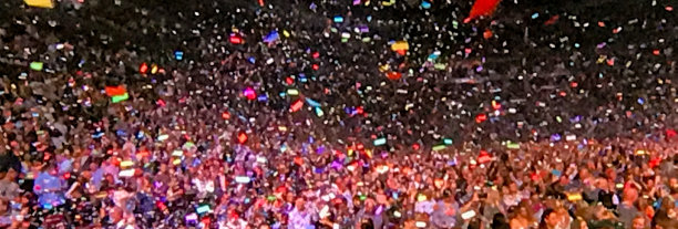 一大群人在庆祝图片下载