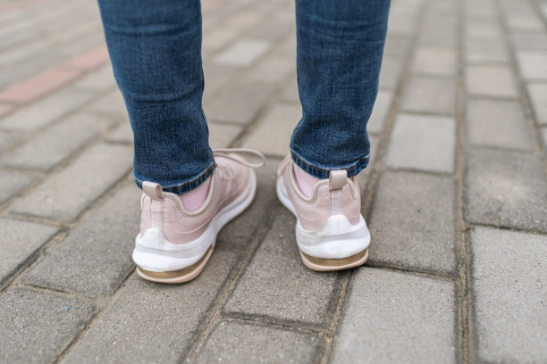 小女孩站在路上图片下载