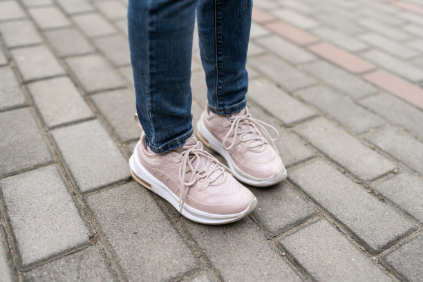 小女孩站在路上图片下载