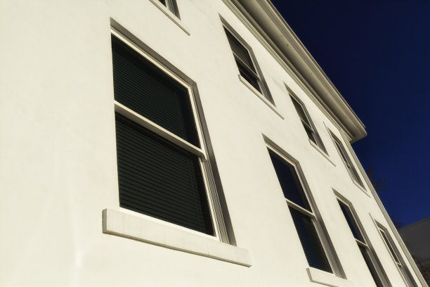 混凝土墙窗户排水沟落水管白色纹理图片下载