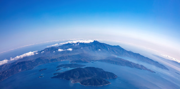 地球的曲率。空中射击。海洋岛屿上的蓝天白云图片下载