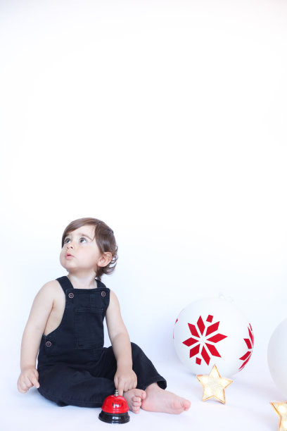 快乐男孩在白色背景前玩图片下载