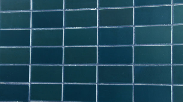 背景为深蓝色矩形瓷砖。长方形的蓝色瓷砖。背景规则瓷砖没有装饰。现代风格的老式简单的苏联瓷砖照片。图片下载