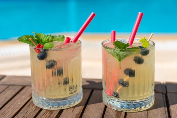 在游泳池边的鸡尾酒。暑假的概念图片下载