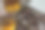 一个玻璃碎片和一个装有威士忌和巧克力的瓶子的特写照片图片下载