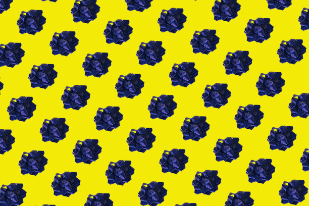 一套礼物蓝色蝴蝶结与丝带在黄色的背景。图片下载