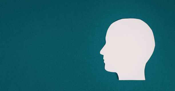 剪纸头部，象征头脑风暴，有想法，新概念，文本的拷贝空间图片下载