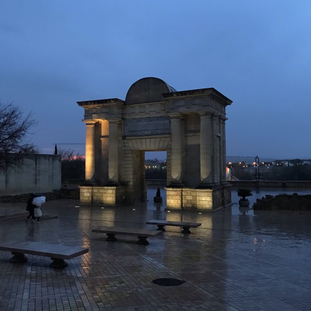 西班牙科尔多瓦瓜达尔基维尔河上的罗马桥入口图片下载