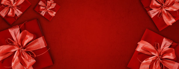 情人节礼品卡，红色的盒子与红色闪亮的丝带蝴蝶结，孤立在红色背景，空白模板布局票与副本空间，俯视图，也为母亲节的问候或圣诞快乐图片下载