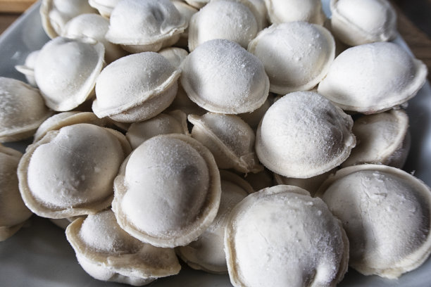 家里厨房里的饺子。在平底锅里煮饺子。图片下载