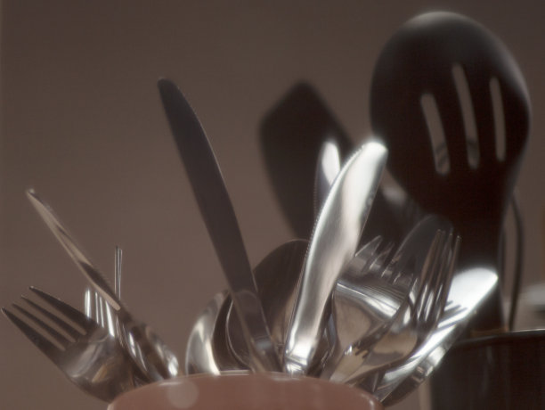 厨房用具——木勺和砧板放在桌子上。图片下载