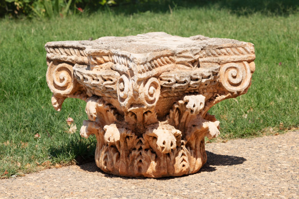 近距离观察古典希腊和罗马柱的细节与装饰资本或柱头。考古学与建筑概念图片下载