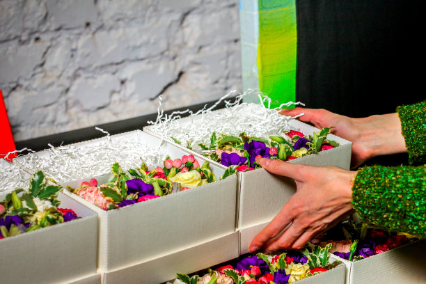 花商正在组装一个帽盒里的郁金香花束图片下载