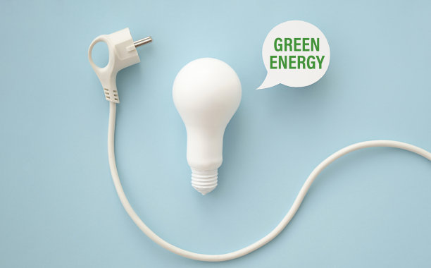 绿色能源的文本与绿色背景上的灯泡卡片。图片下载