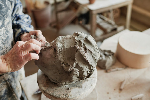 人在车间里做陶瓷雕塑图片下载