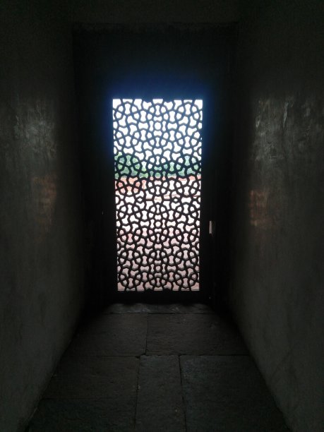 在坟墓里图片下载